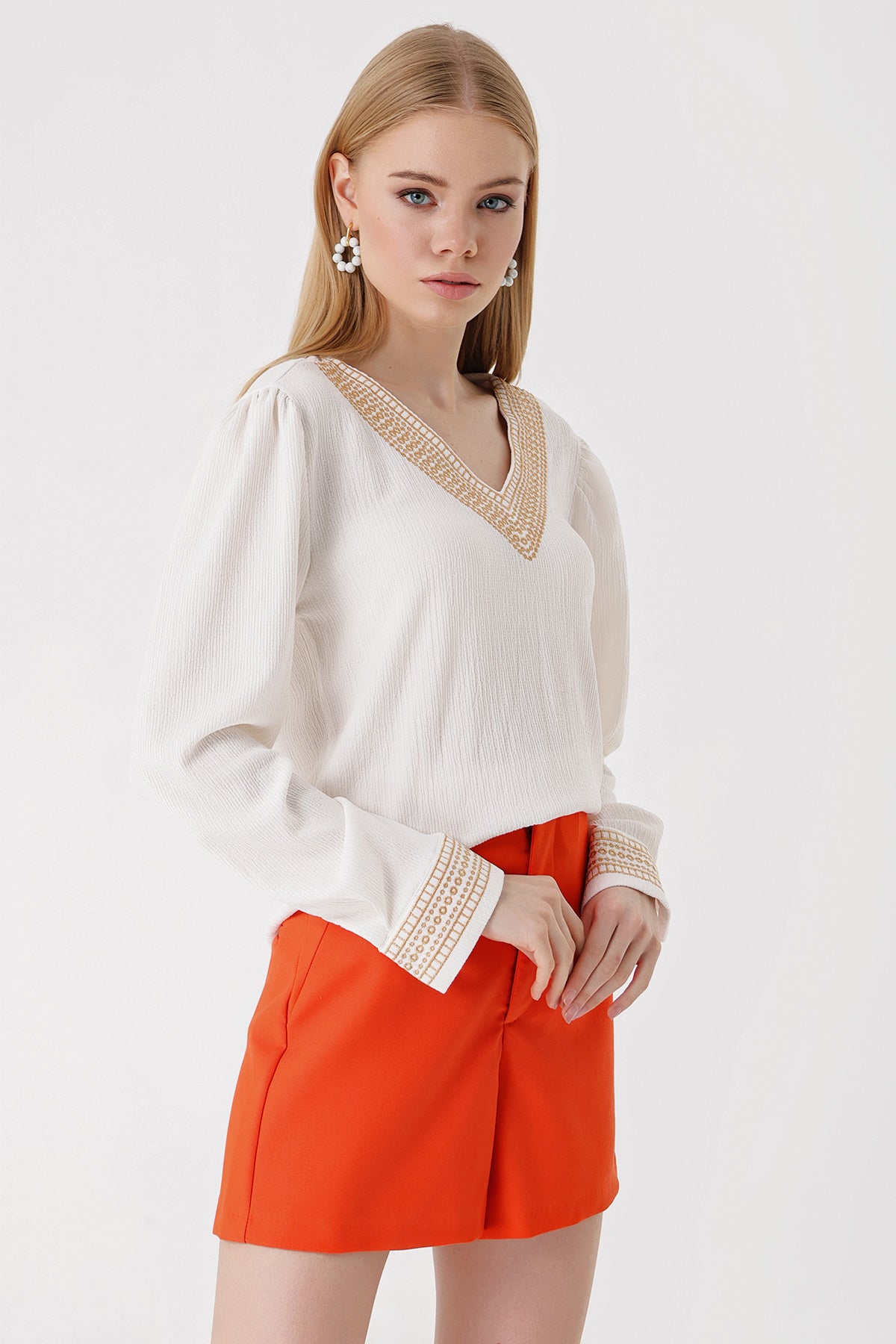 0466 Bluză Tricot Guler V Brodat - Alb