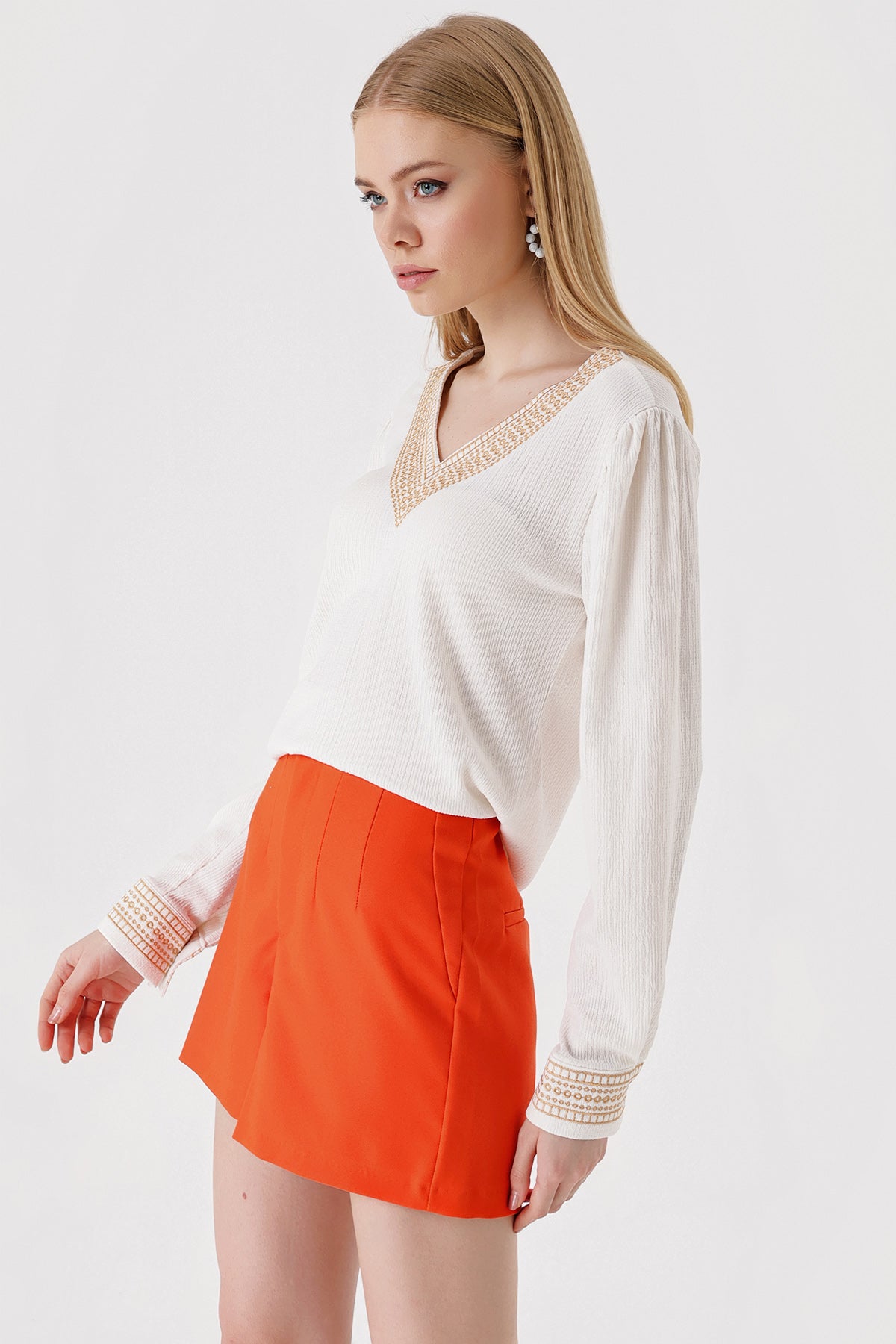 0466 Bluză Tricot Guler V Brodat - Alb