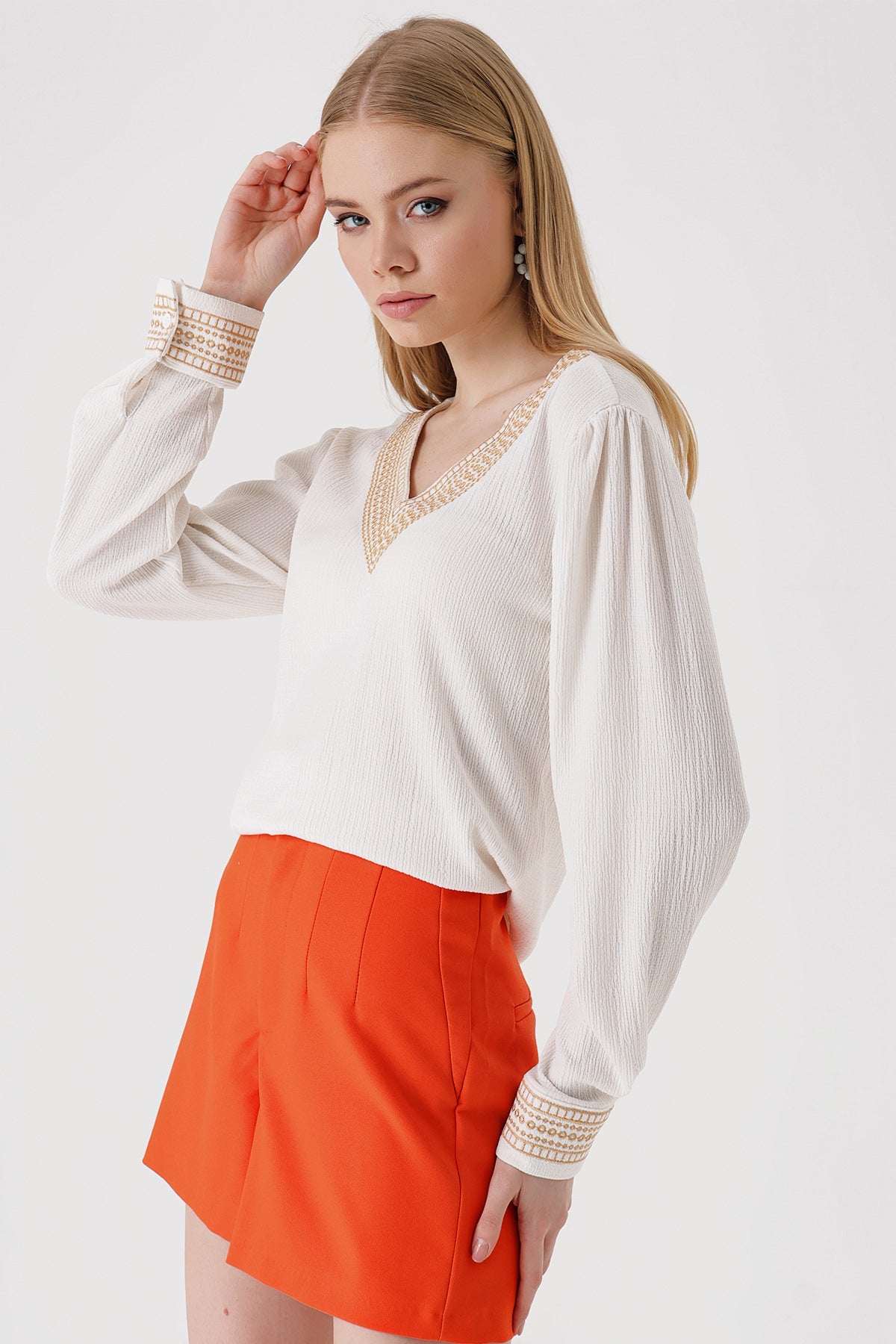 0466 Bluză Tricot Guler V Brodat - Alb