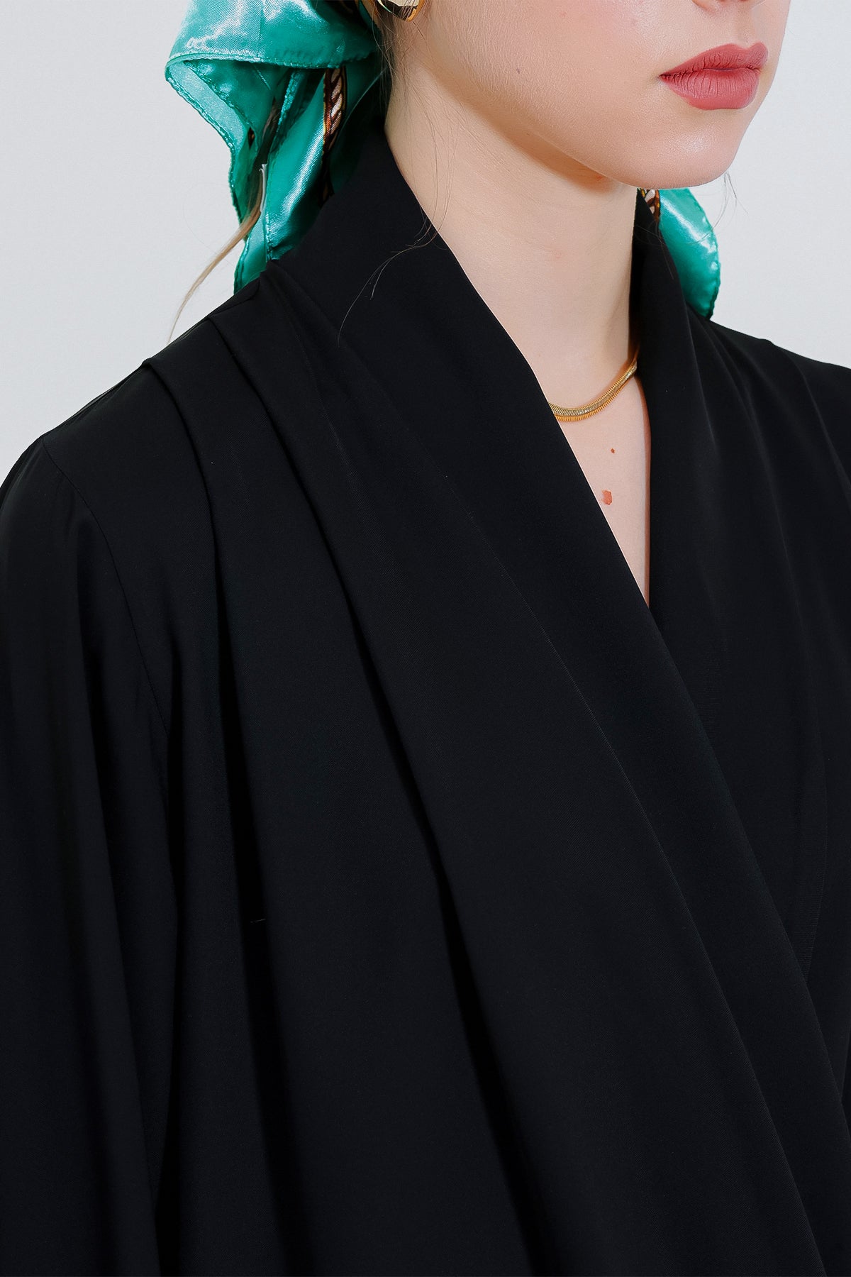 Kadın Siyah Kruvaze Yaka Dökümlü Saten Bluz