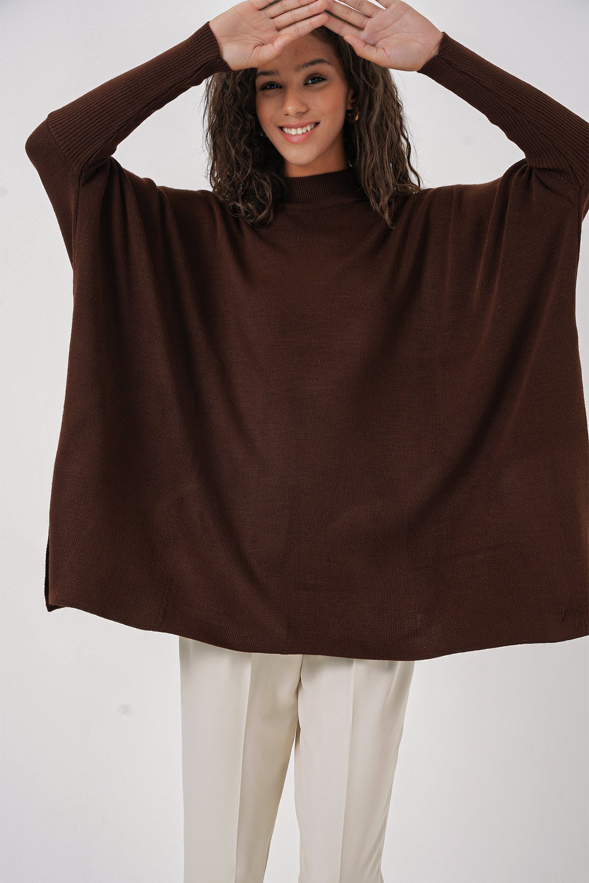 Pulover poncho cu crăpături 15783 - Maro