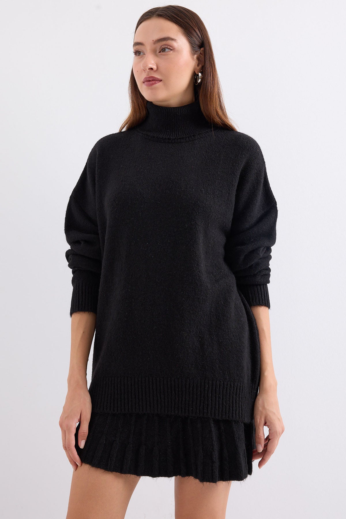 15891 Costum Pulover-Fustă (2 Piese) - Negru