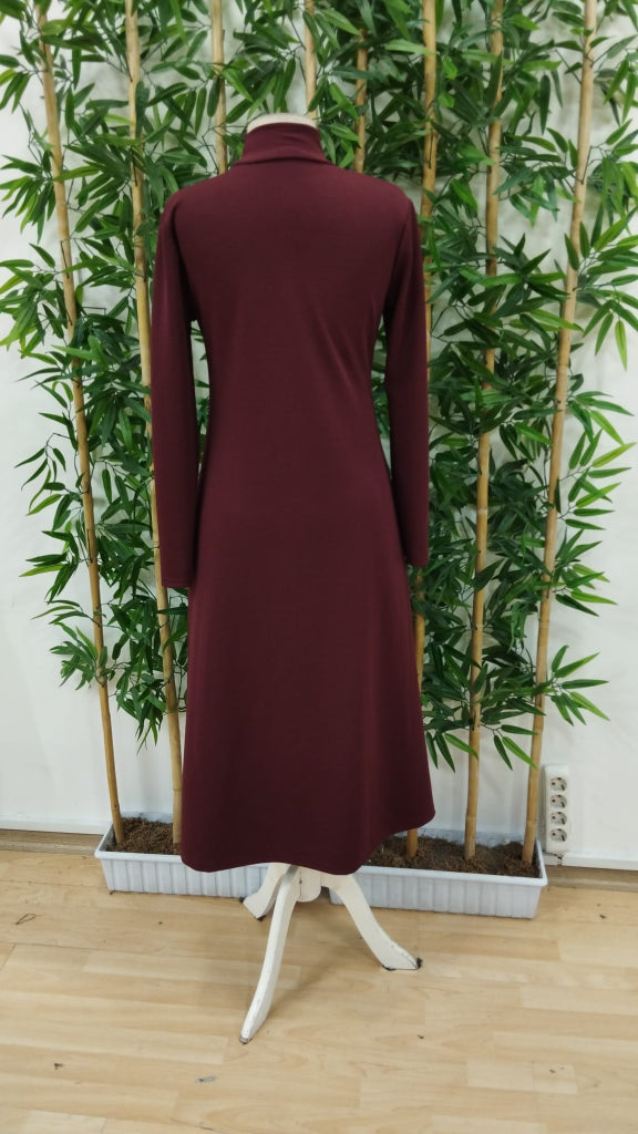Rochie de damă din crep cu mânecă lungă, guler înalt și crăpături adânci, 31833