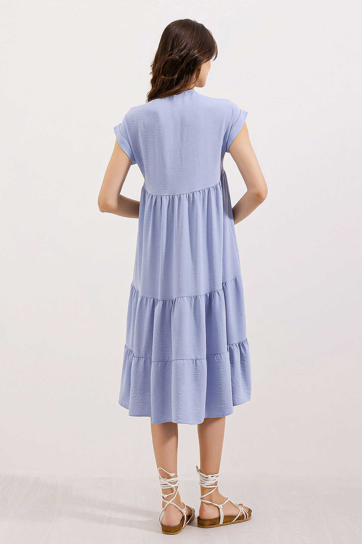 2398 Rochie cu guler V și volane - Albastru