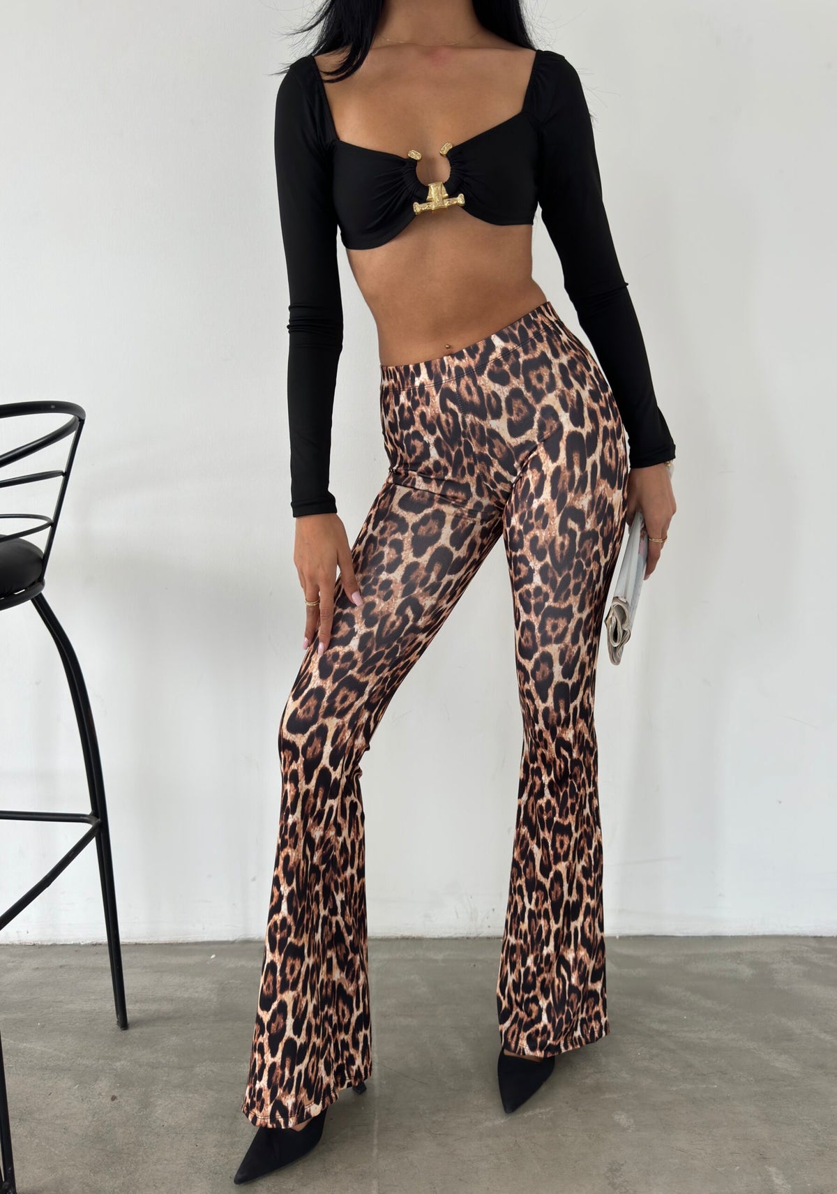 Pantaloni evazați cu imprimeu leopard închis la culoare