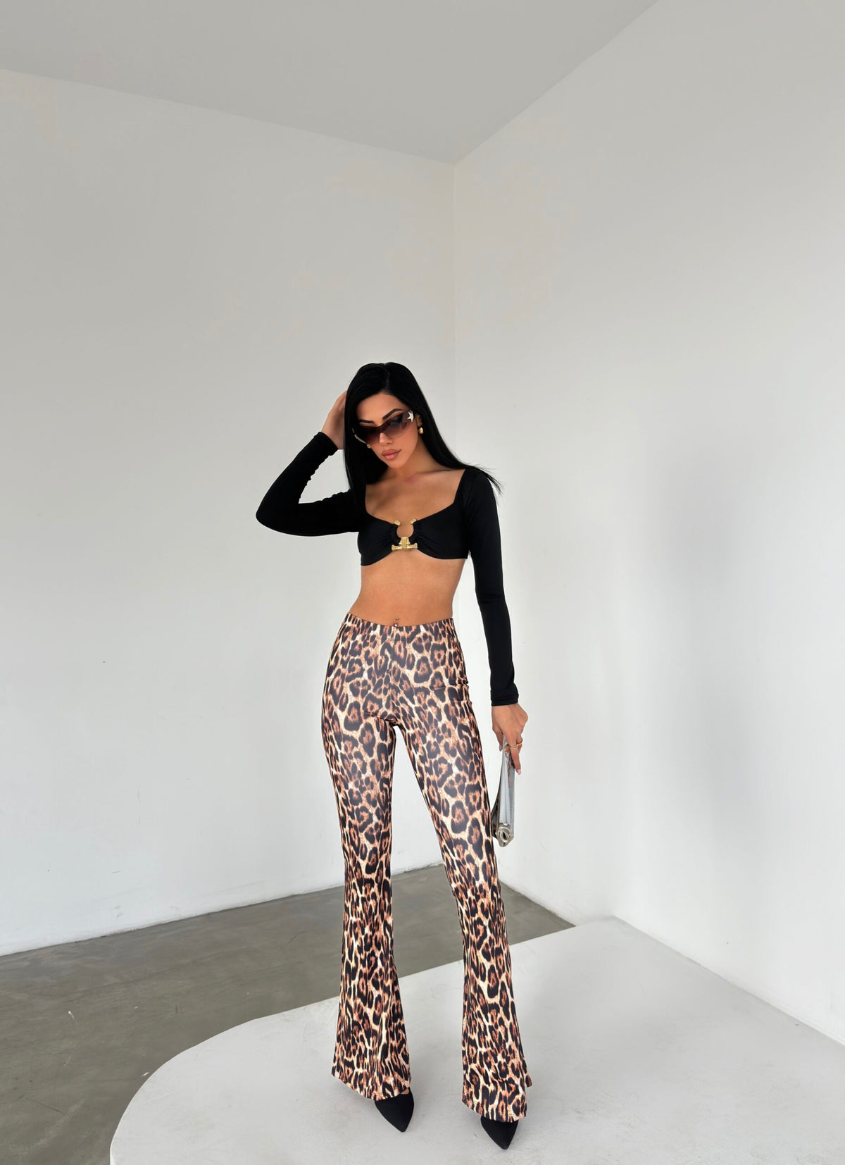 Pantaloni evazați cu imprimeu leopard închis la culoare