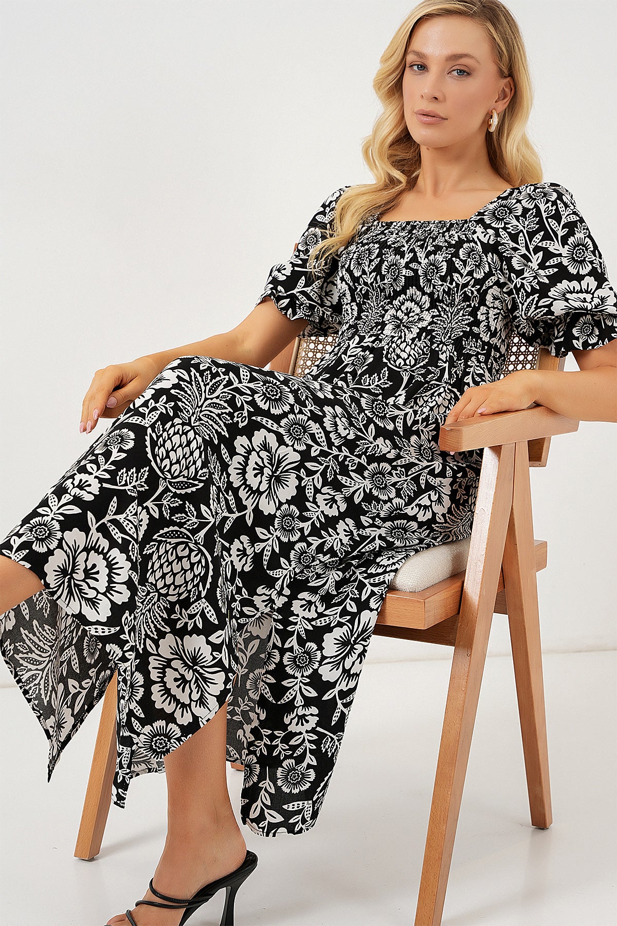 Rochie Cu Model Și Despicături 2512 - Negru Închis