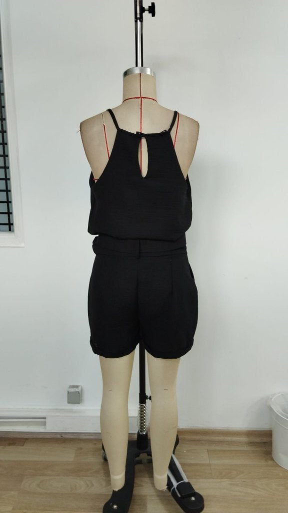 Set două piese cu bluză cu bretele subțiri și decolteu halter și pantaloni scurți, 34930