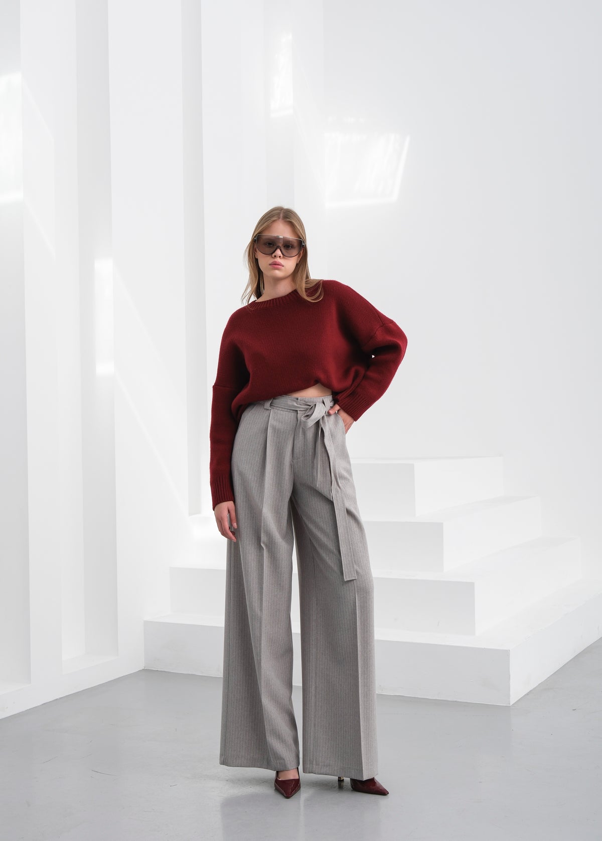 PANTALONI PALAZZO CU CUREA ÎN TALIE ȘI DUNGI SANTE - Gri Deschis