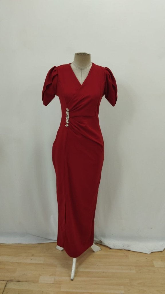 Rochie de damă din crep importat, cu mânecă scurtă și decolteu înfășurat, cu accesoriu floral în talie și crăpătură, 33975
