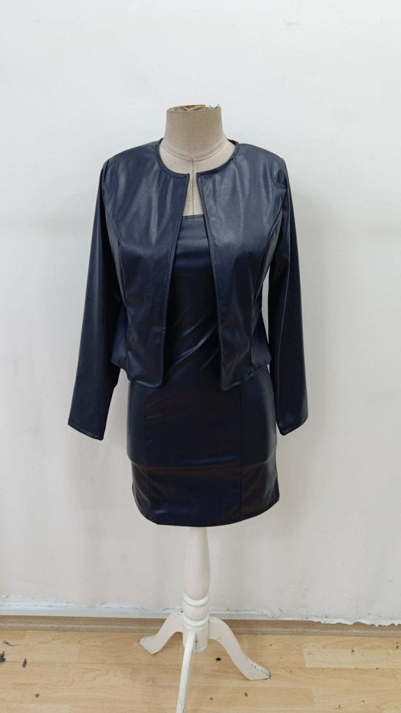 Set din două piese: Jachetă de damă din piele cu mâneci lungi și deschisă în față, și Rochie mini cu bretele și guler rotund, 30970