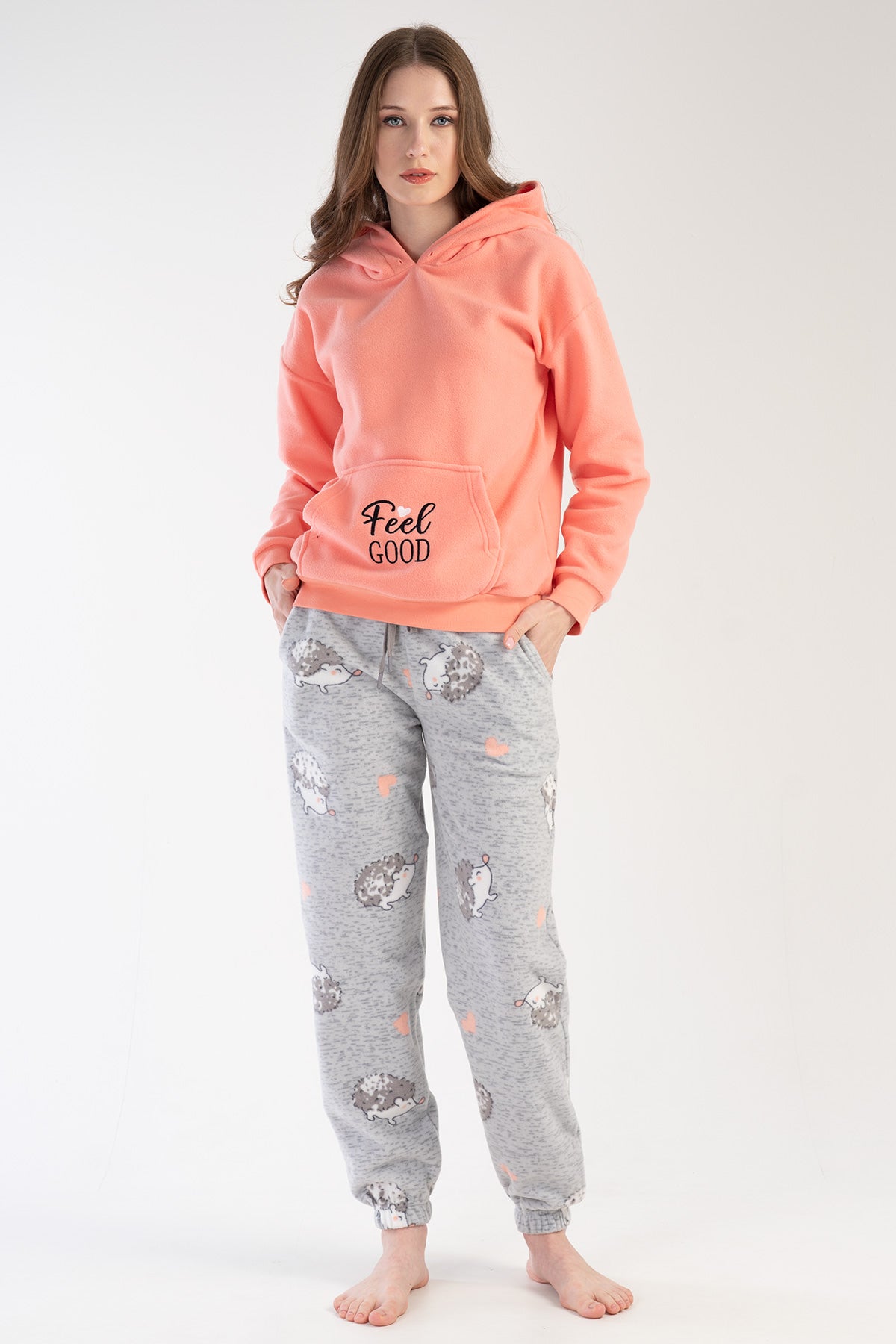 SET PIJAMALE DAMĂ DIN POLAR CU GLUGĂ, CU UMERI LĂSAȚI, MÂNECĂ LUNGĂ, BUZUNAR TIP CANGUR, MANȘETE ȘI BANDA DE JOS CU ELASTIC - PIERSICĂ