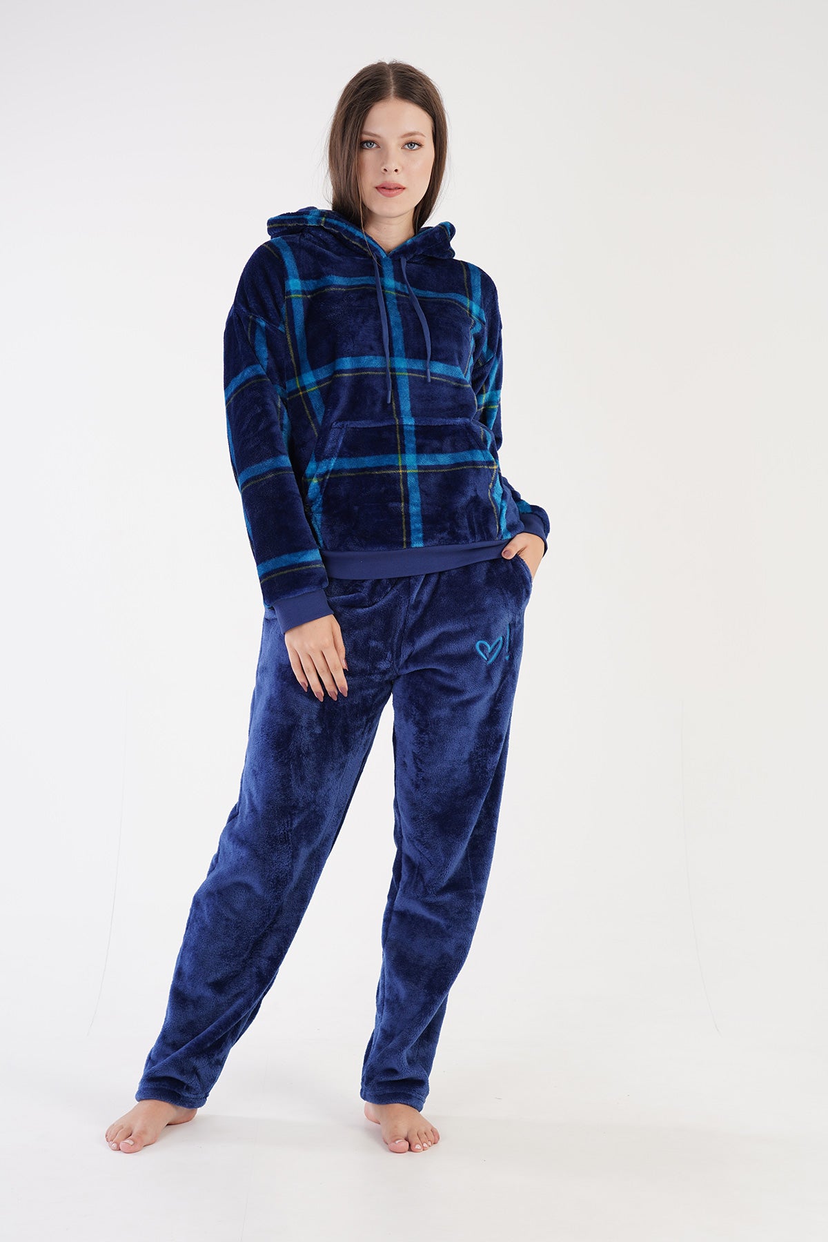 PIJAMALE DE DAMĂ - BLUZĂ CU GLUGĂ MOALE, UMERI CĂZUŢI, MÂNECĂ LUNGĂ, BUZUNAR MARSUPIU, MANŞETE ŞI PANTALONI LUNGI - INDIGO