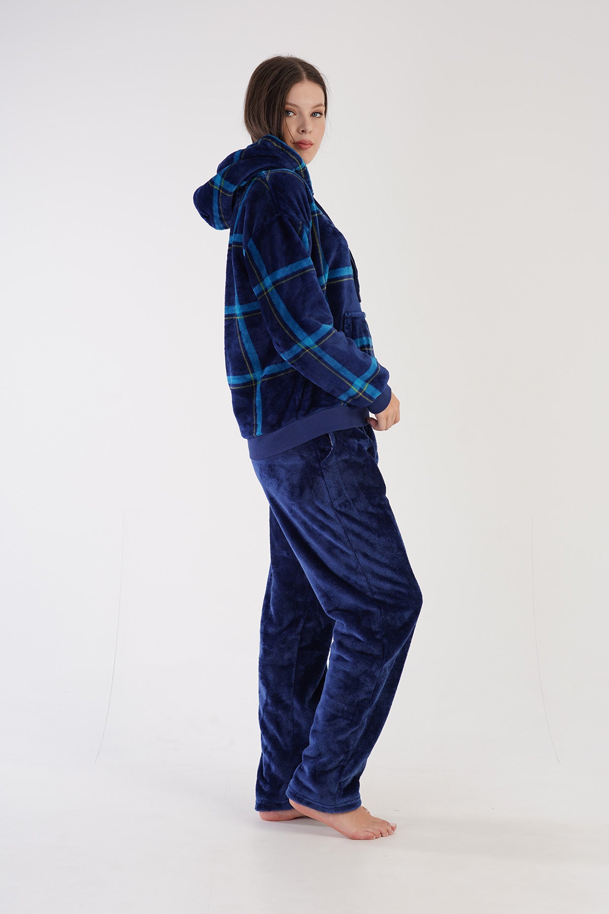 PIJAMALE DE DAMĂ - BLUZĂ CU GLUGĂ MOALE, UMERI CĂZUŢI, MÂNECĂ LUNGĂ, BUZUNAR MARSUPIU, MANŞETE ŞI PANTALONI LUNGI - INDIGO