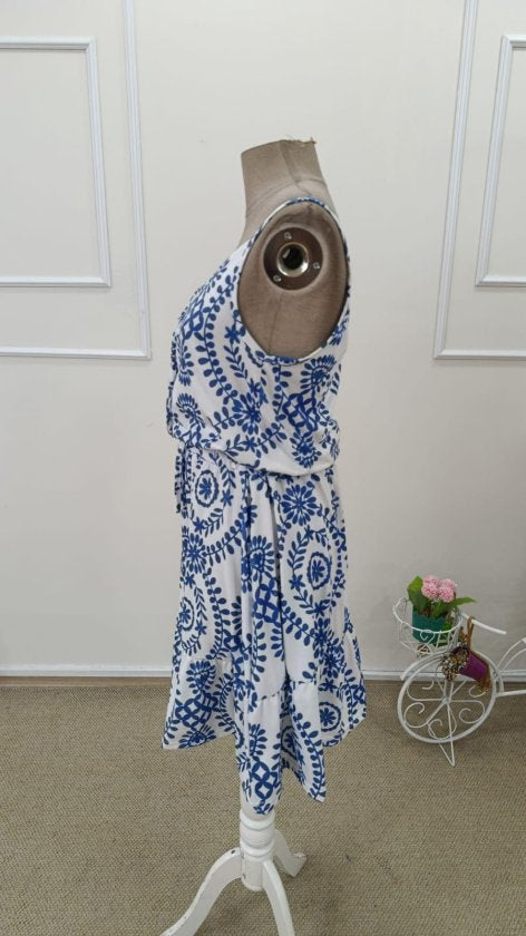 Rochie scurtă de damă, cu bretele subțiri, decolteu în V, nasturi și imprimeu, din suprafin 36136