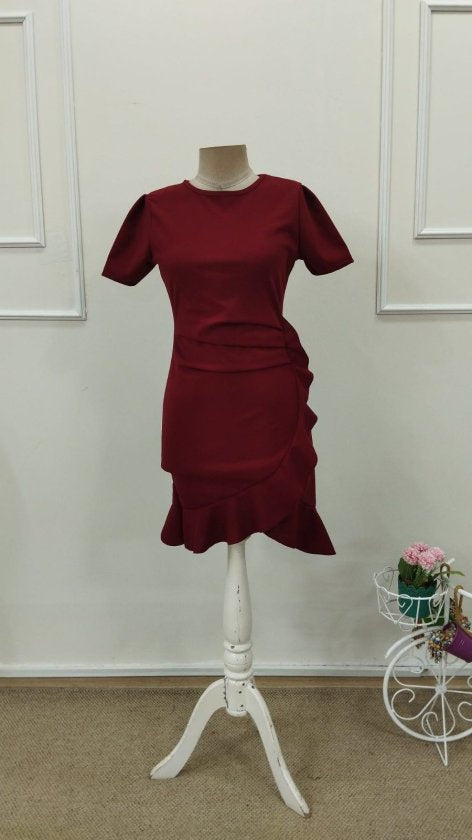 Rochie de damă din crep importat, cu mânecă scurtă, guler rotund și volane în față, 32790