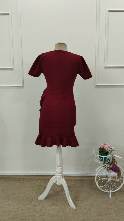 Rochie de damă din crep importat, cu mânecă scurtă, guler rotund și volane în față, 32790