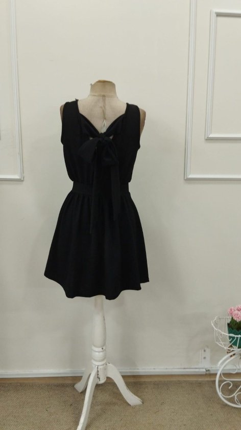 Rochie scurtă din crep strălucitor, cu decolteu înfășurat, bretele și fundă la spate, 33490