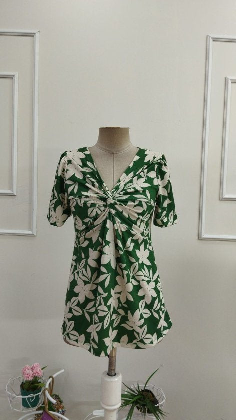 Bluza din suprem cu mânecă scurtă, guler V spiralat, model cu flori, 36644