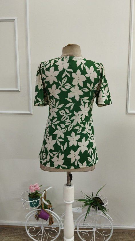 Bluza din suprem cu mânecă scurtă, guler V spiralat, model cu flori, 36644