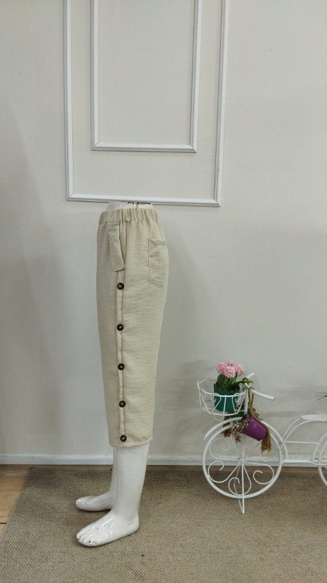 Pantaloni midi de damă, cu talie înaltă, elastică, cu detalii nasturi laterali, 33561