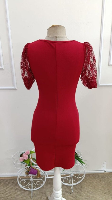 Rochie din crep importat cu mânecă scurtă, guler V cu dantelă, drapeată pe laturi și detaliu diagonal, 36666
