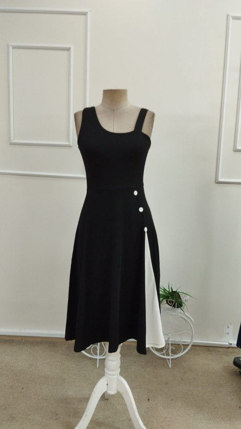 Rochie scurtă, strălucitoare, din crep, cu bretele și alte bretele, închidere cu nasturi, 34475