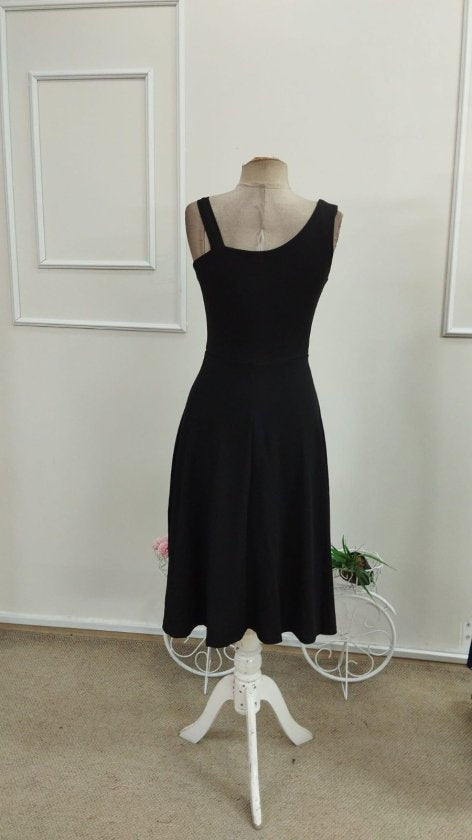 Rochie scurtă, strălucitoare, din crep, cu bretele și alte bretele, închidere cu nasturi, 34475