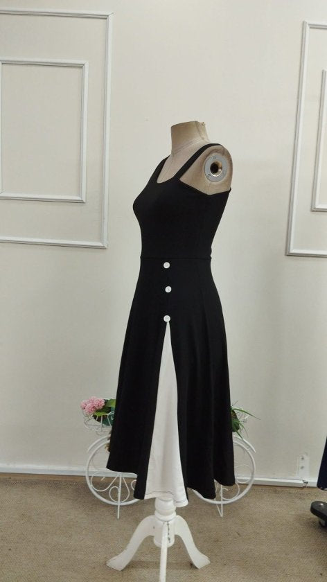 Rochie scurtă, strălucitoare, din crep, cu bretele și alte bretele, închidere cu nasturi, 34475