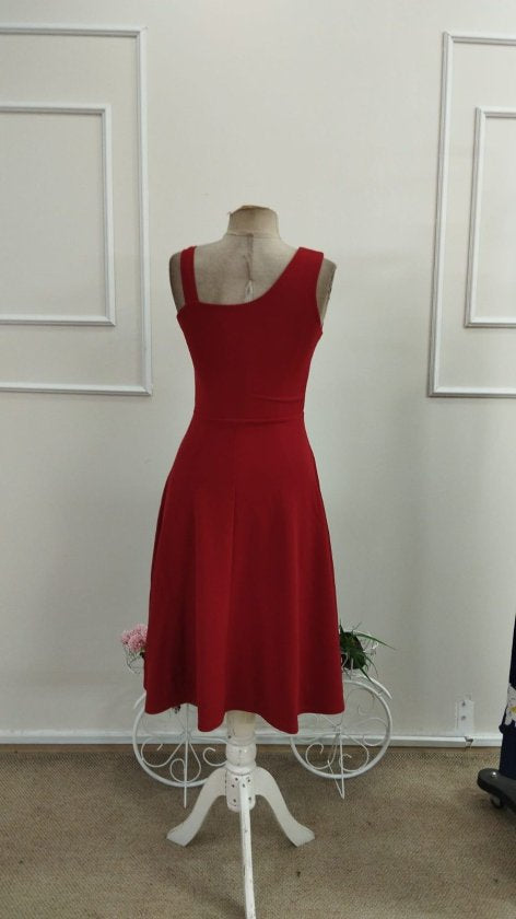 Rochie scurtă, strălucitoare, din crep, cu bretele și alte bretele, închidere cu nasturi, 34477