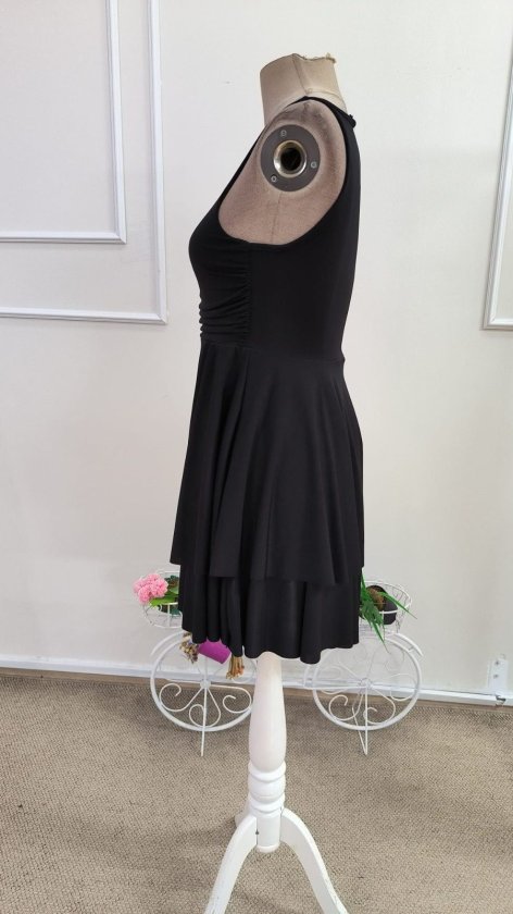 Rochie scurtă de damă cu volane, model nisipos, cu guler rotund și bretele, 34593