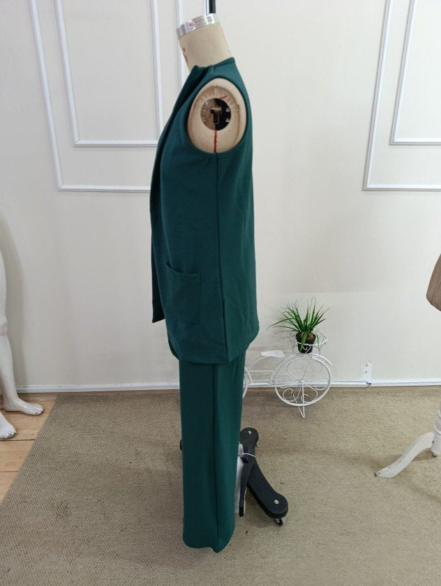 Compleu feminin fără mâneci, guler deschis, cu buzunare, veston și pantaloni din Janjan Krep, 36465