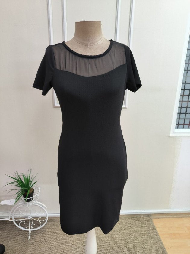 Rochie Scurtă din Crep Janjan cu Gât Barcă, Detaliu Tul, Fermoar Lateral, 36883
