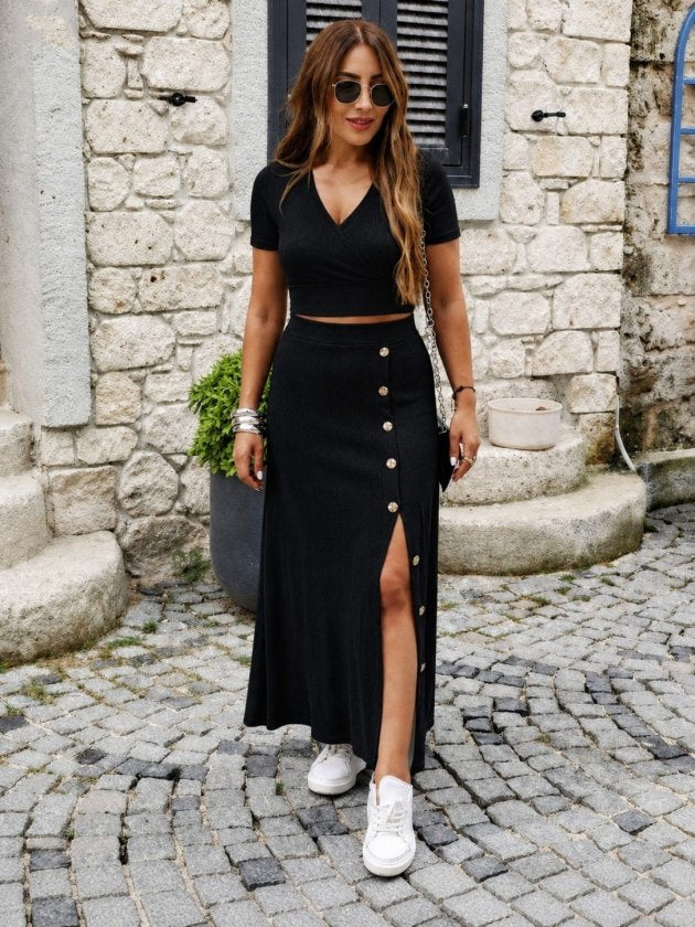 Compleu bluză crop cu mâneci scurte, guler wrap, cu nasturi și fustă midi din OTTOMAN, 37455