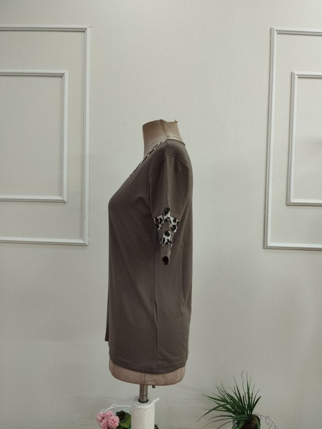 Bluza femininǎ din Vizcoză, cu mâneci scurte, guler V, cu model leopard, 36337