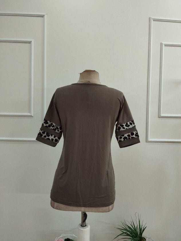 Bluza femininǎ din Vizcoză, cu mâneci scurte, guler V, cu model leopard, 36337