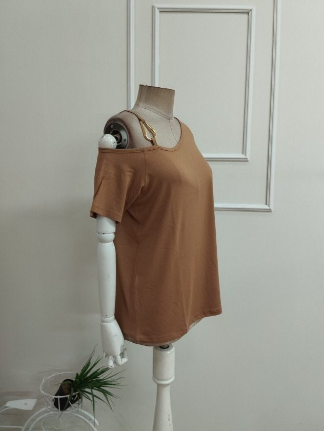 Bluza din viscon cu mânecă scurtă, bretela unui singur umar, detalii cu cataramă, 36531