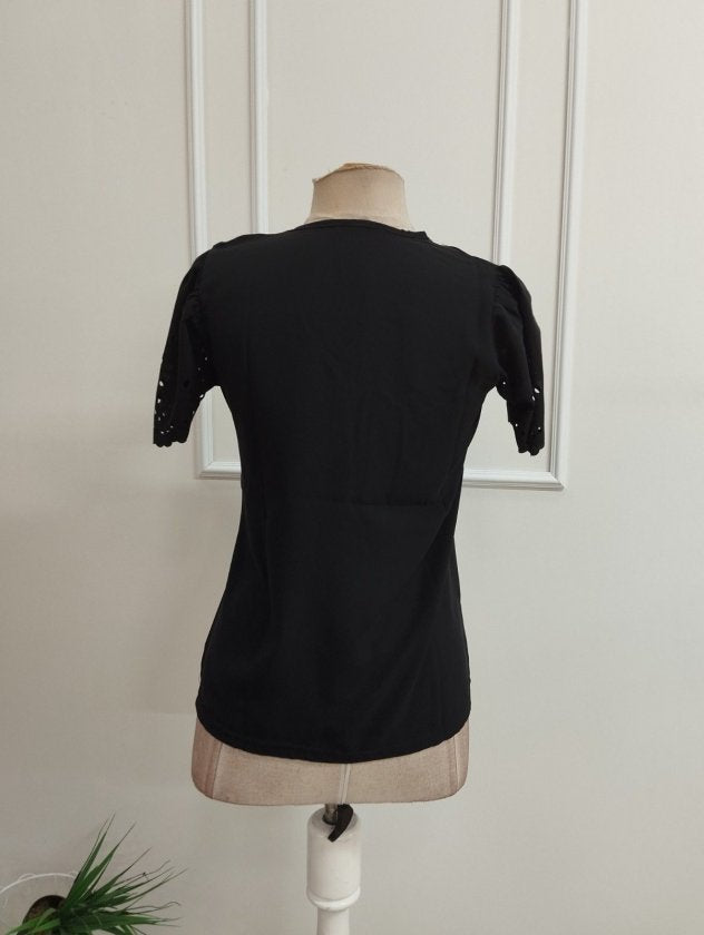 Bluza Dubai din viscon cu mânecă scurtă, guler V, mâneci cu dantelă, 36551