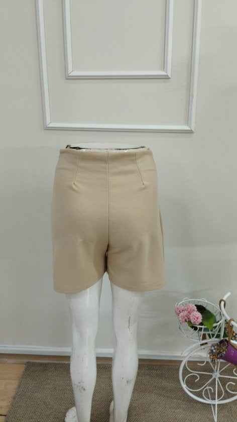 Pantaloni scurți de damă, crep importat, talie înaltă, pliuri și nasturi în față, 36923
