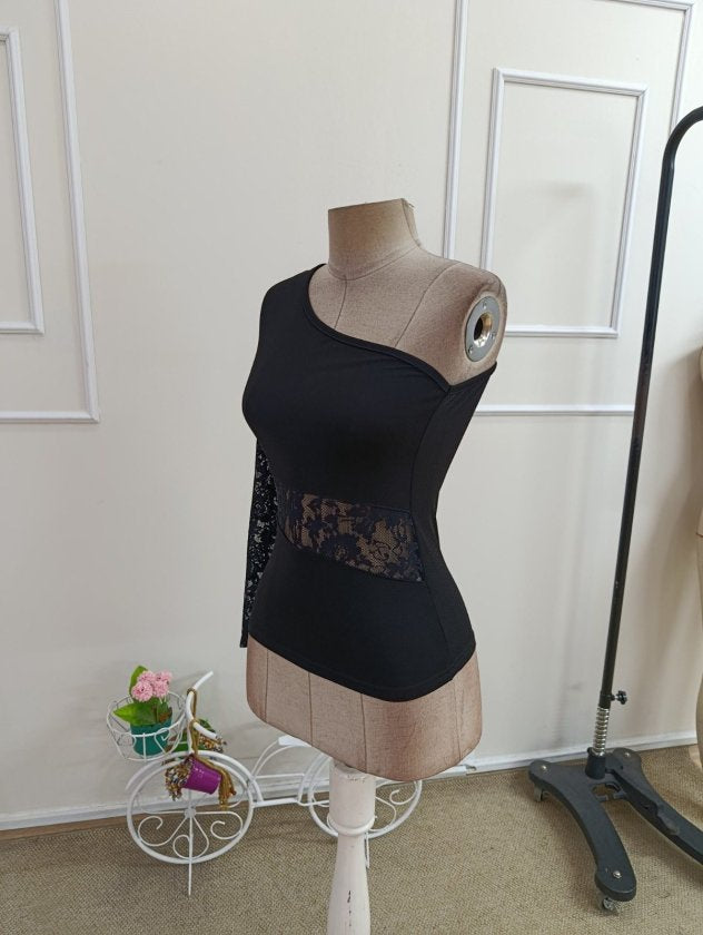 Bluză Crep din Pliuri Janjan cu Mâneci Lungi, Deschisă pe un Umăr, Detaliu Dantelă la Talie, 37117
