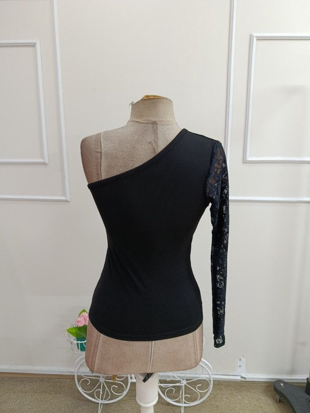 Bluză Crep din Pliuri Janjan cu Mâneci Lungi, Deschisă pe un Umăr, Detaliu Dantelă la Talie, 37117