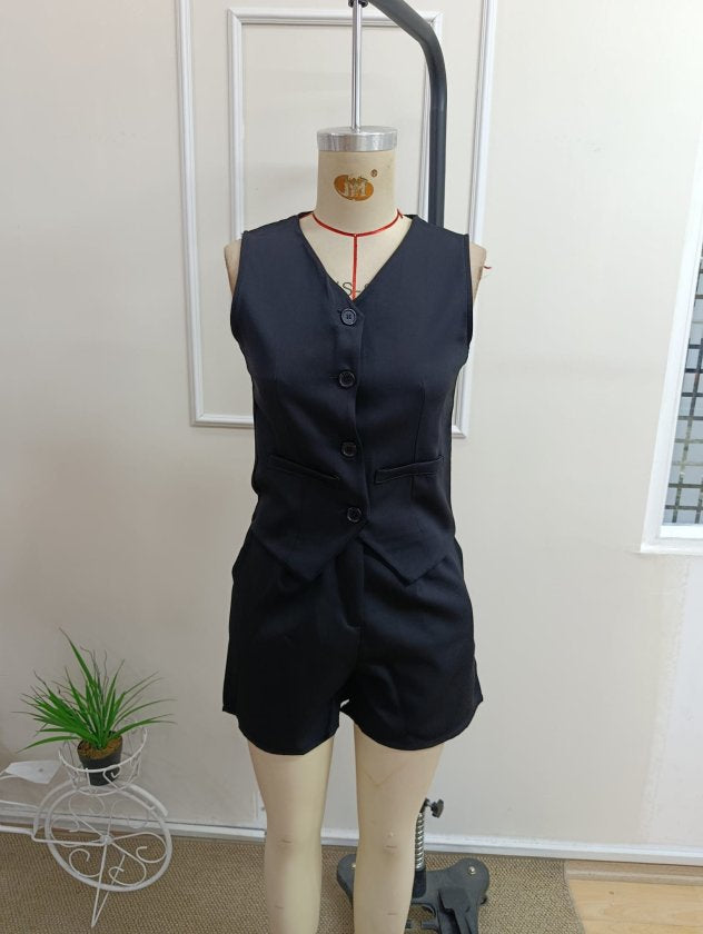 Set două piese pentru femei, vestă din satin fără mâneci cu decolteu în V și nasturi și pantaloni scurți, 37297