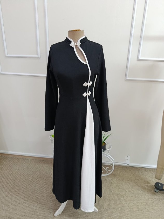 Rochie lungă crepon cu mâneci lungi, guler asimetric cu detaliu picătură, bicolor, 37443
