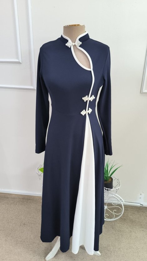 Rochie lungă crepon cu mâneci lungi, guler asimetric cu detaliu picătură, bicolor, 37444