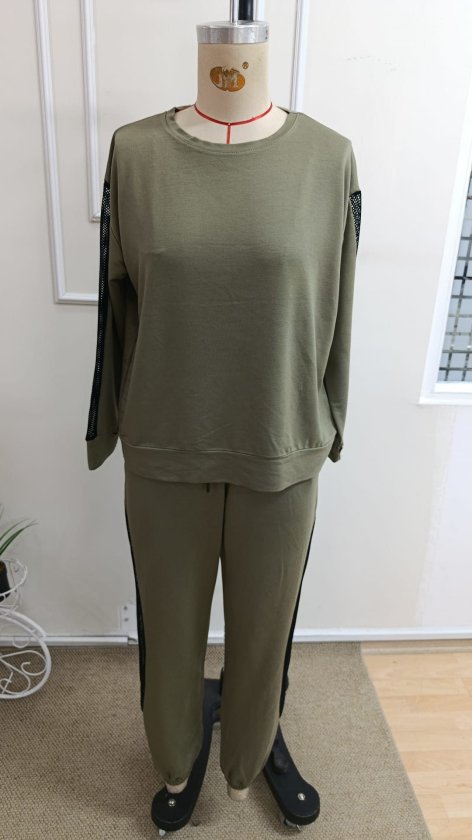 Compleu bluză cu mâneci lungi, guler barcă, detaliu tull și pantalon din viscoză dublă, 37522