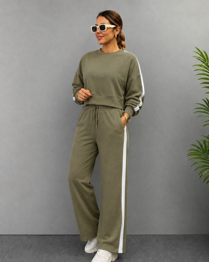 Set de două piese pentru femei - bluză scurtă din viscoză cu mâneci lungi, gât rotund și pantaloni, 37610