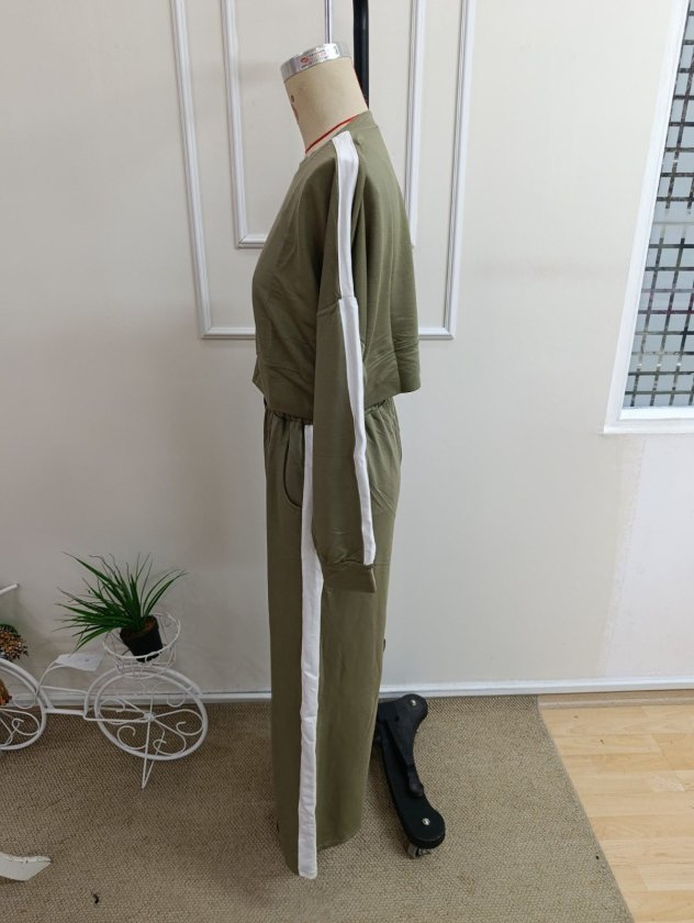 Set de două piese pentru femei - bluză scurtă din viscoză cu mâneci lungi, gât rotund și pantaloni, 37610