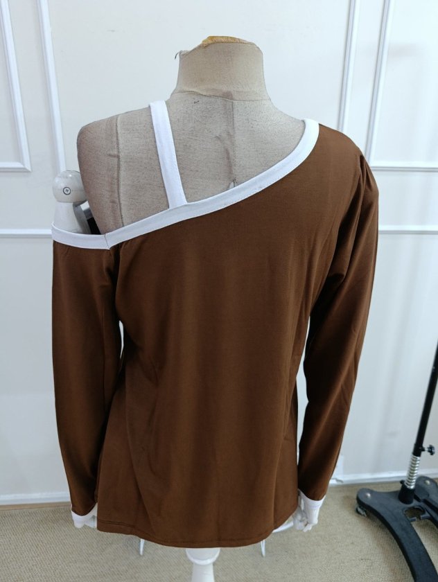 Bluză din Viscon pentru Femei cu Mâneci Lungi, Guler Degajat, Deschidere pe o Umăr, Detalii Accesoriu, 37655