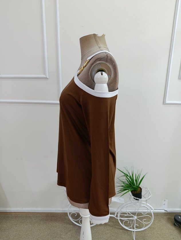 Bluză din Viscon pentru Femei cu Mâneci Lungi, Guler Degajat, Deschidere pe o Umăr, Detalii Accesoriu, 37655