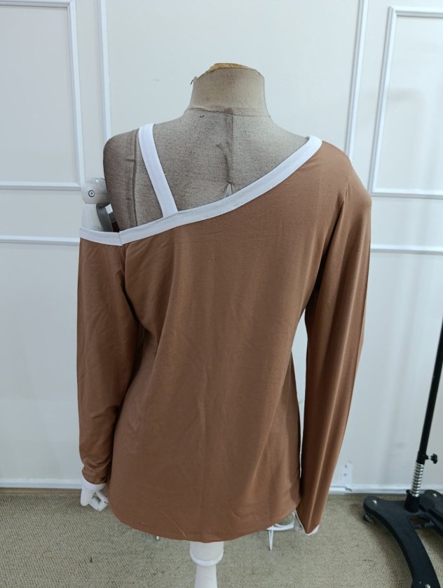 Bluză din Viscon pentru Femei cu Mâneci Lungi, Guler Degajat, Deschidere pe o Umăr, Detalii Accesoriu, 37656